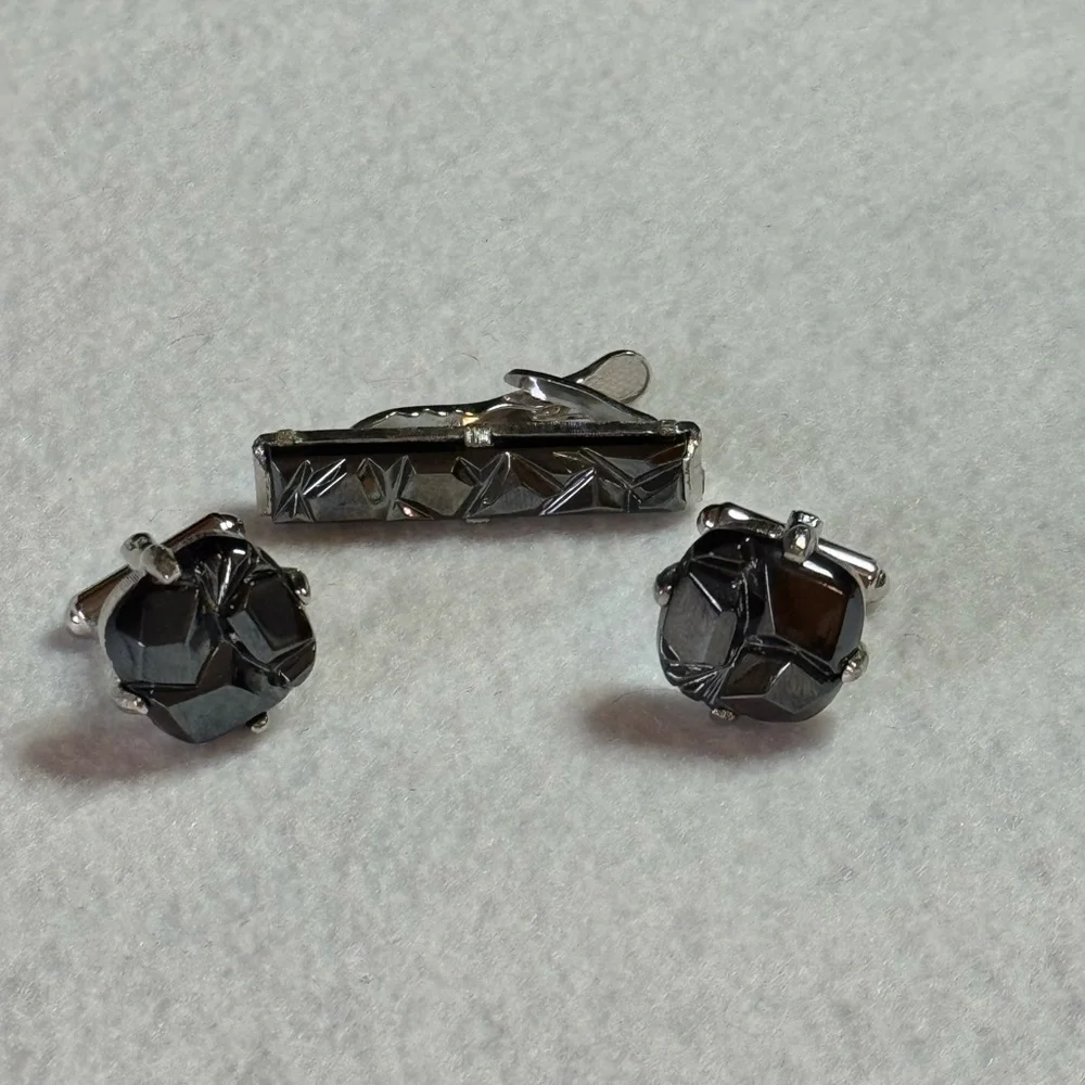 Men’s Sarah Coventry clustered hematite and chrome set of cufflinks and tie clip